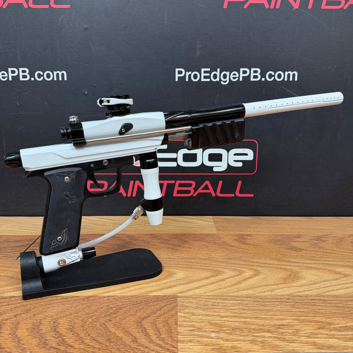 Pre Owned - Azodin KP3 Pump - White Black
